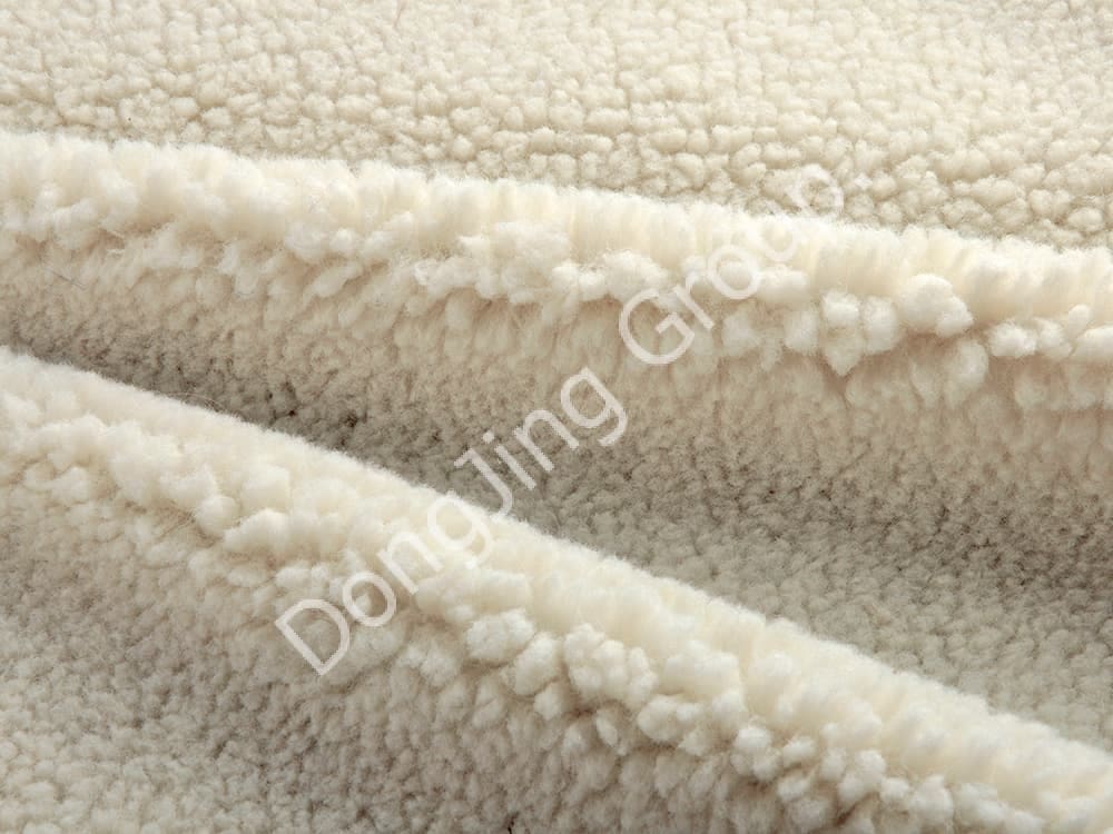 DS0003-Biely recyklovaný valec faux fur fabric