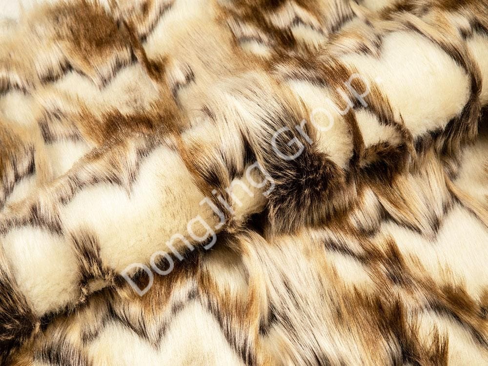 9W1150-Hnedý a biely špicatý králik faux fur fabric