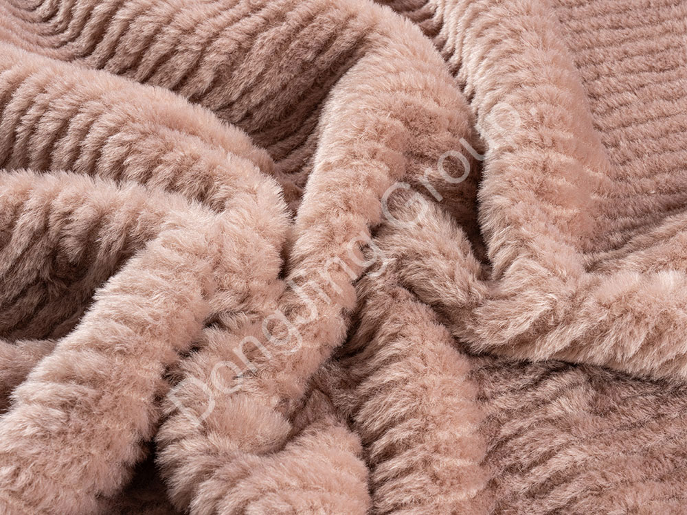 Aké sú environmentálne vlastnosti látky Light Bean Green Faux Fur Fabric? Je recyklovateľný alebo rozložiteľný?